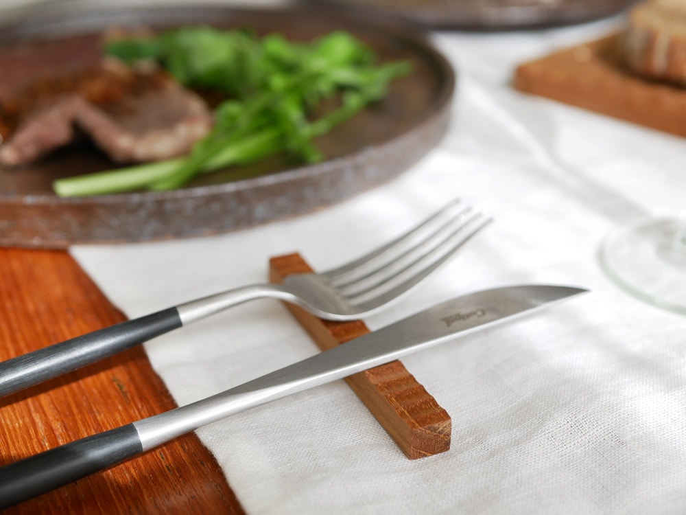 カトラリーレストに整然と並べられたナイフとフォーク