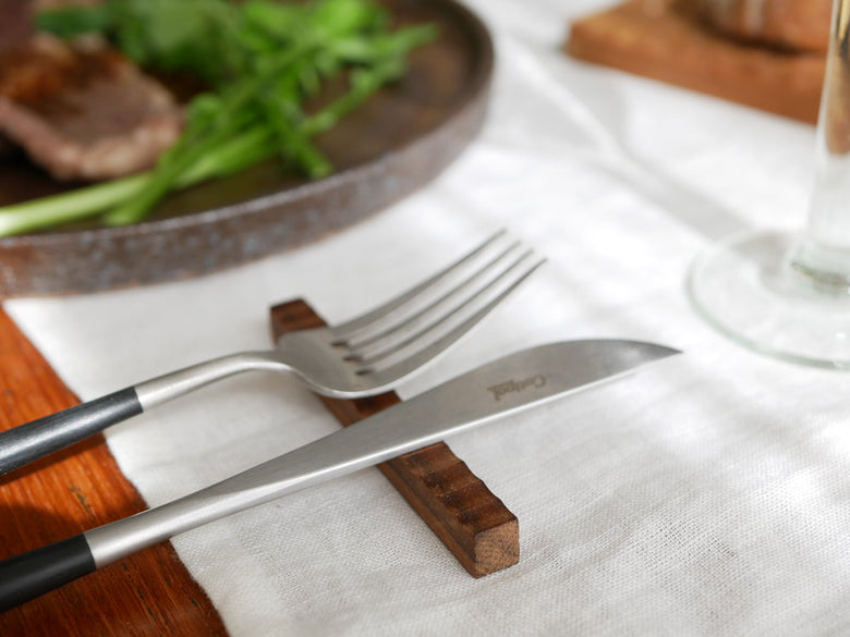 木製カトラリーレストと食器類のセット