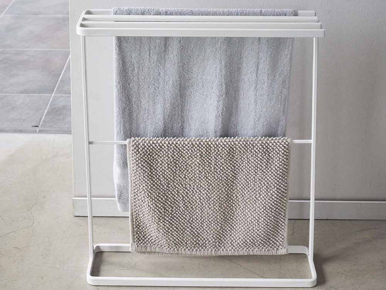 Yamazaki/tower製グレーのスリムバスタオルハンガー