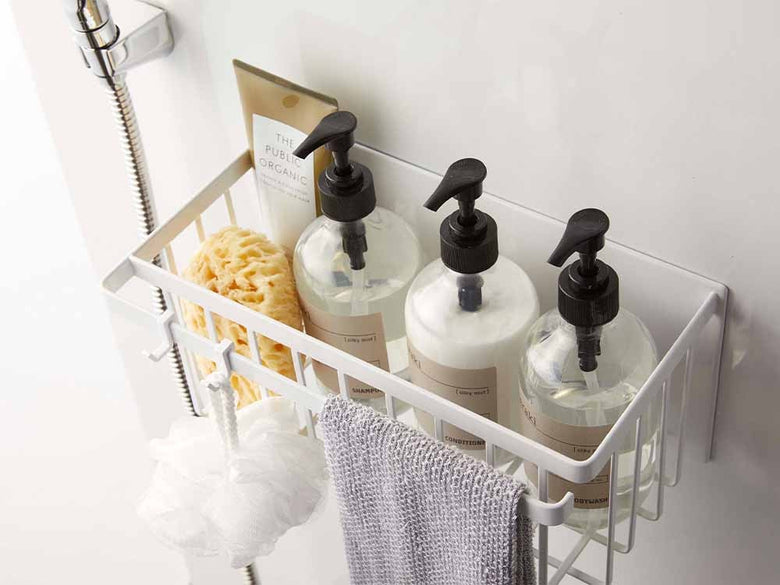 マグネット式バスルームバスケットが浴室の棚に設置されている