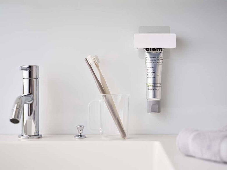 タワー製フィルムフックの歯磨き粉ホルダー