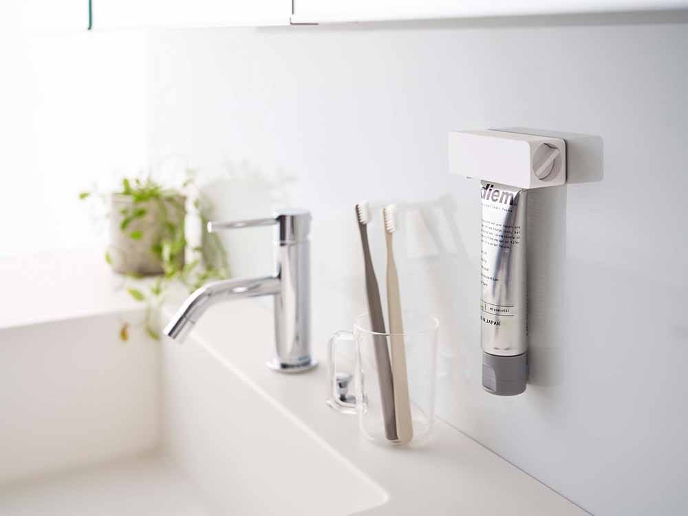 シンクにタワー製マグネット歯磨き粉ホルダーが固定されている