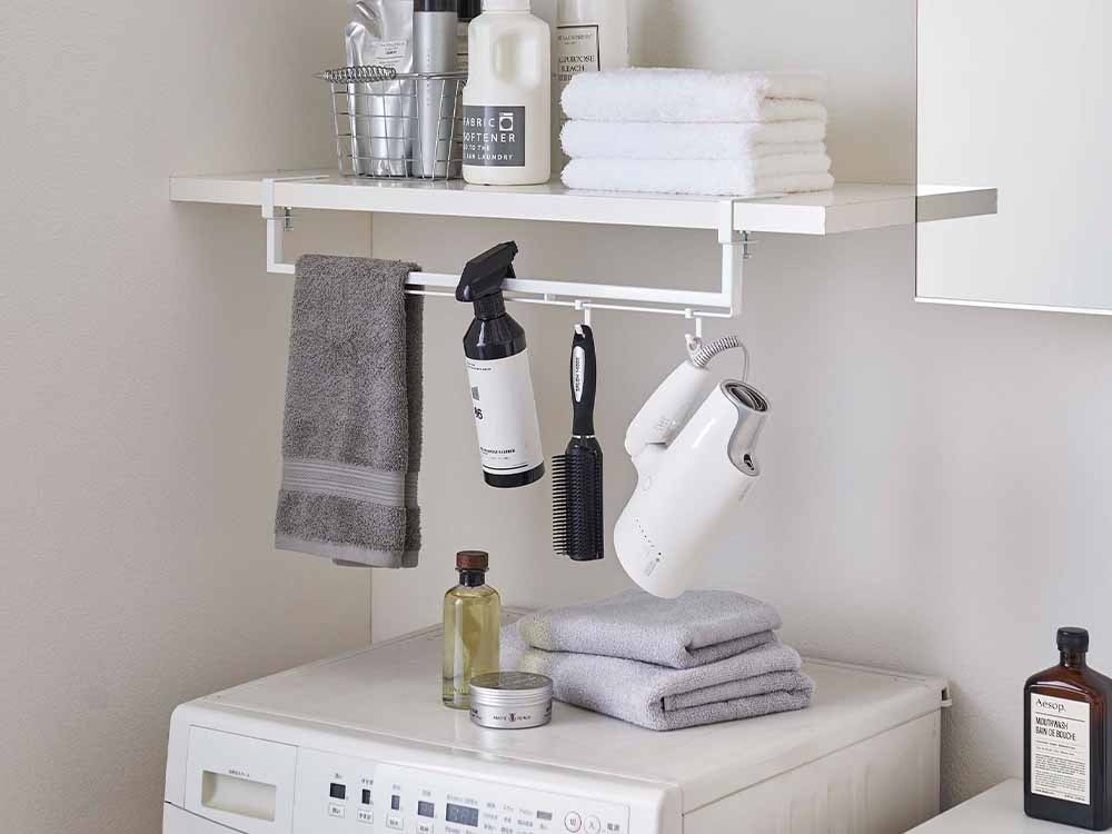 Yamazakiタワー伸縮棚下収納ハンガーが浴室棚に設置