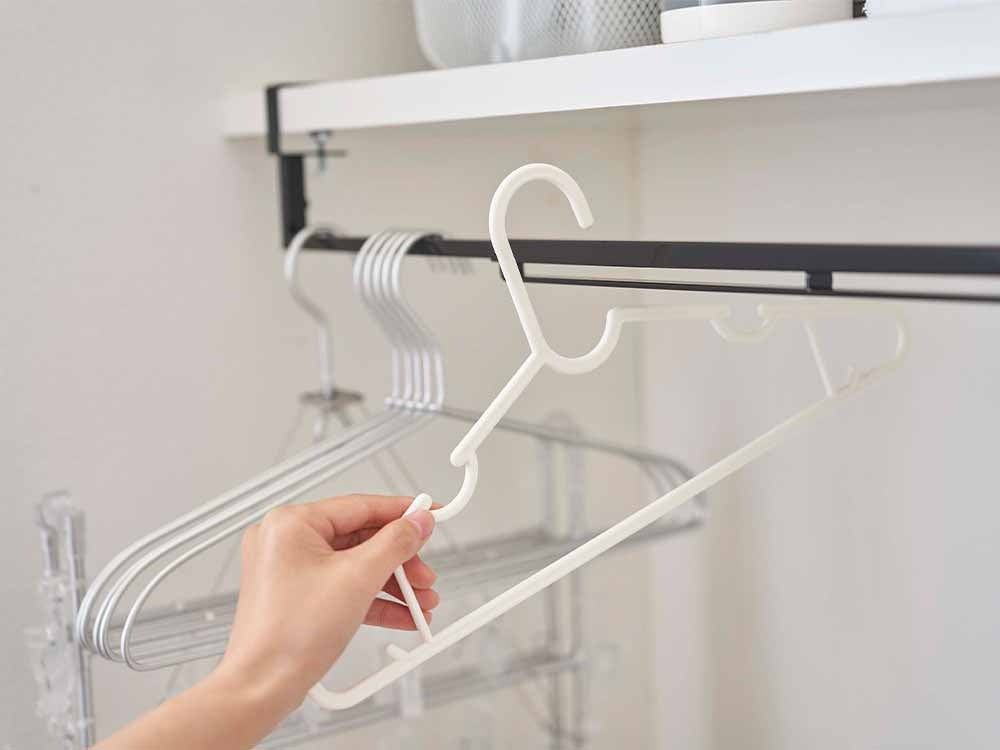 棚下に取り付けられたタワー伸縮収納ハンガー