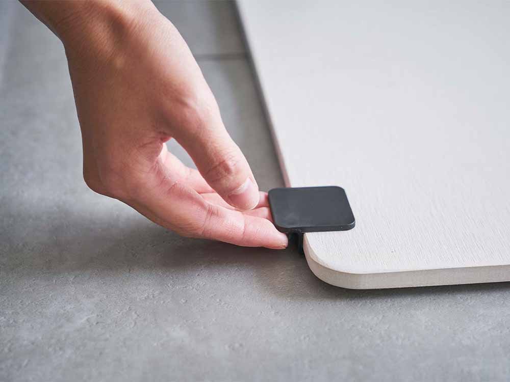 towerブランドの珪藻土バスマット持ち上げフック