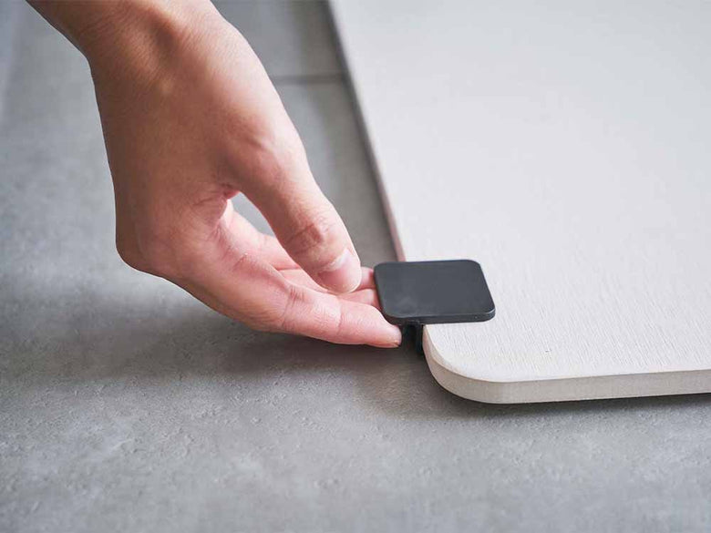 towerブランドの珪藻土バスマット持ち上げフック