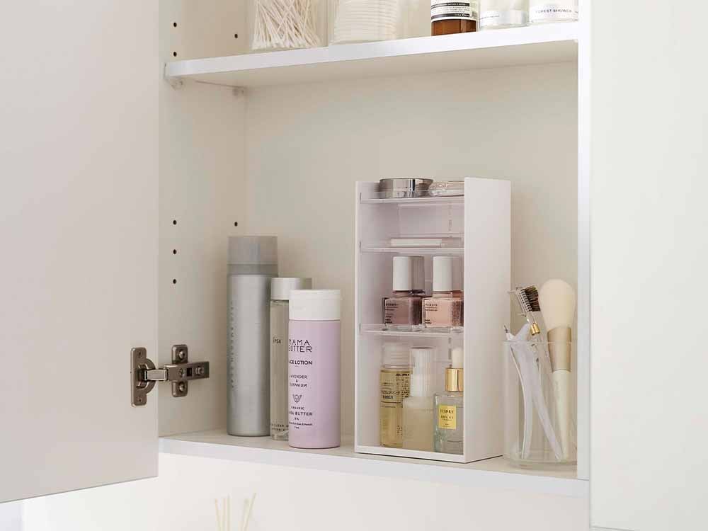 Yamazakiタワー4段のコスメ収納ケースが棚に置かれている