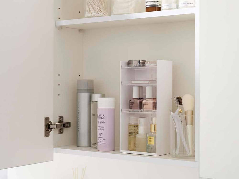 Yamazakiタワー4段のコスメ収納ケースが棚に置かれている