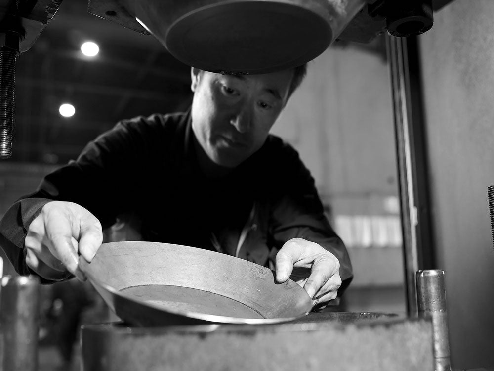 あやせものづくり研究会の黒い鉄製テツパン