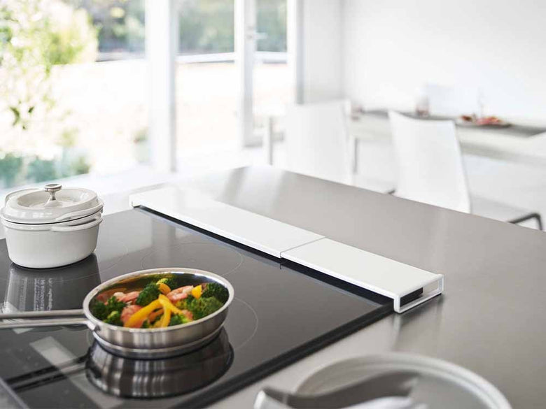 Yamazakiタワーの伸縮排気口カバーがキッチンに取り付けられている