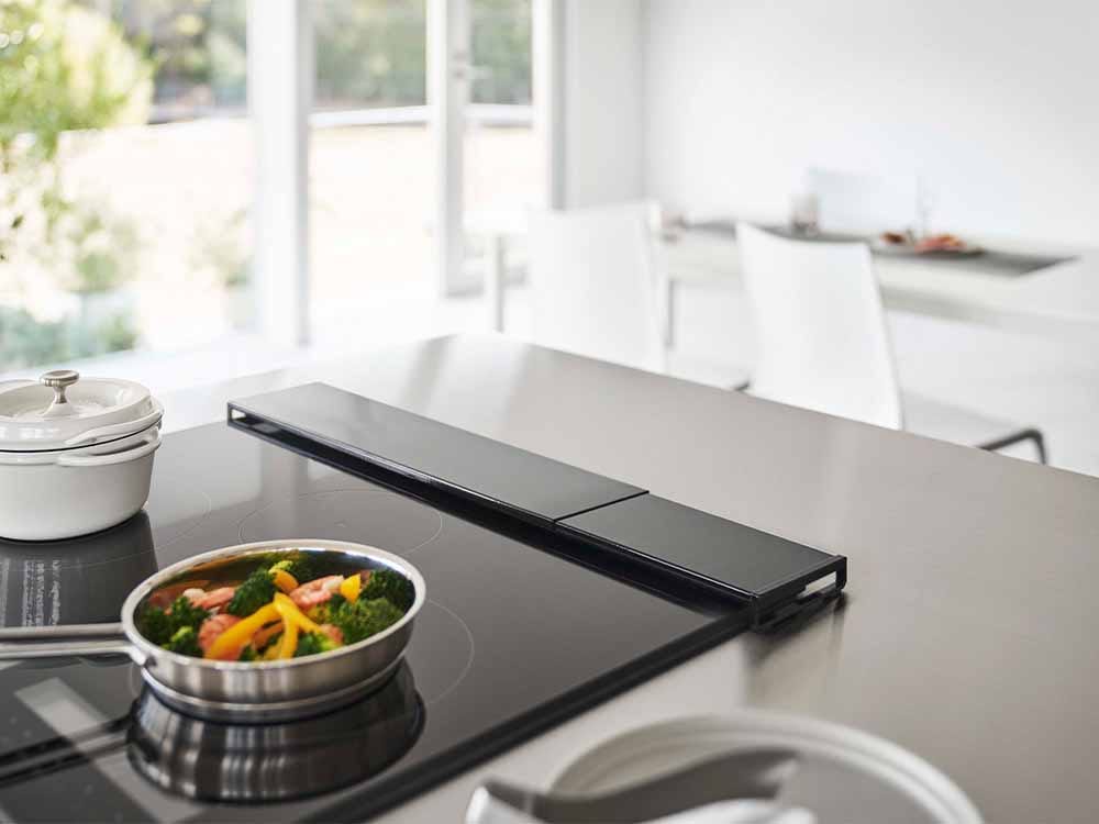 タワー伸縮排気口カバーを設置したガスコンロ