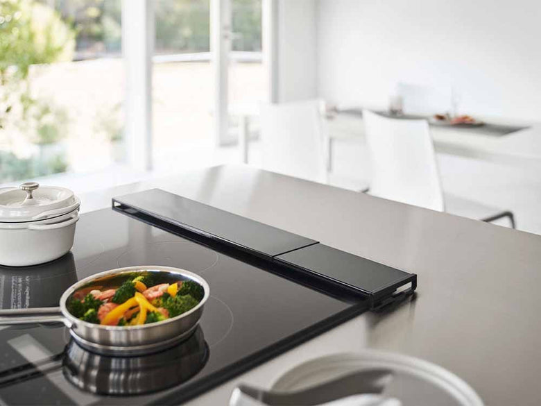 タワー伸縮排気口カバーを設置したガスコンロ