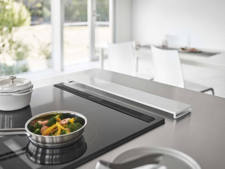 タワー製フラットタイプ排気口カバーがコンロ上に設置されている