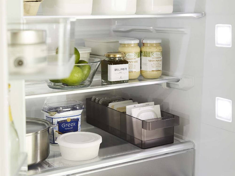 towerブランドの冷蔵庫用収納ケース 仕切り付き