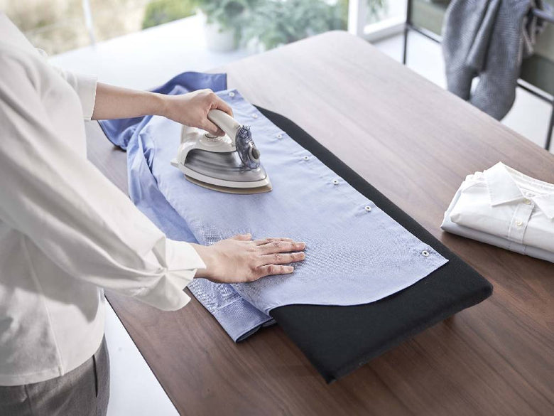 タワーの舟型アイロン台とアイロン