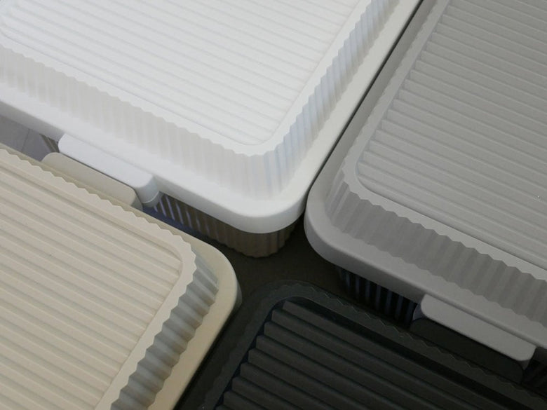 ライクイットのプラスチック製インナーボックス、蓋とトレイ付き