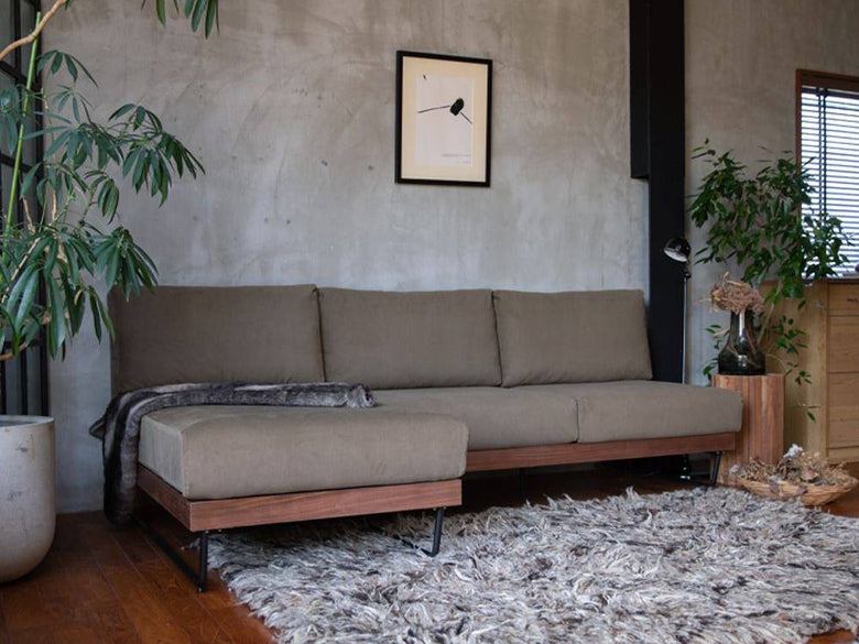 ナチュラルウォルナットソファとデイベッドのリビング