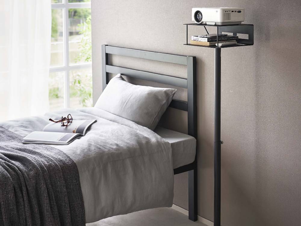 ベッド、ナイトスタンド、ランプが配置された寝室