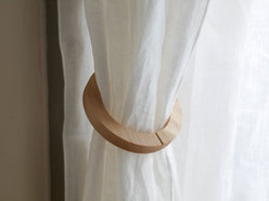 ウォールナット製ウッドリングにタッセルが付いた商品