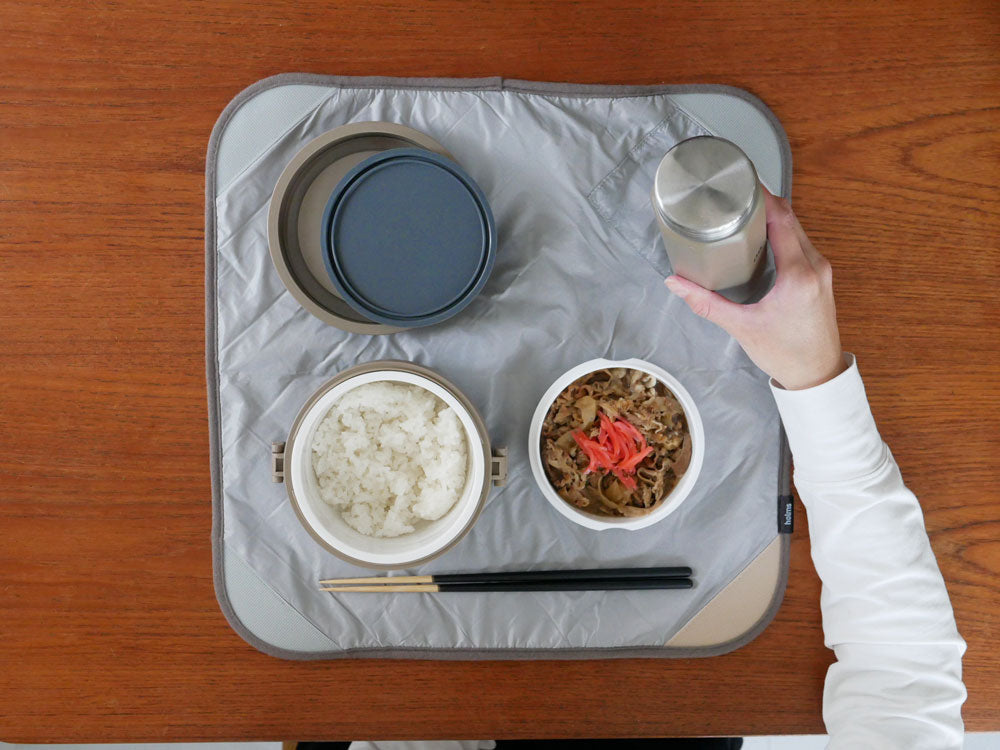 食卓に置かれたボウルと新鮮な野菜