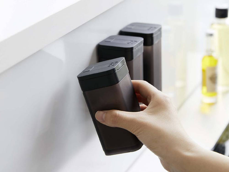 【tower/タワー】黒色マグネットスパイスボトル