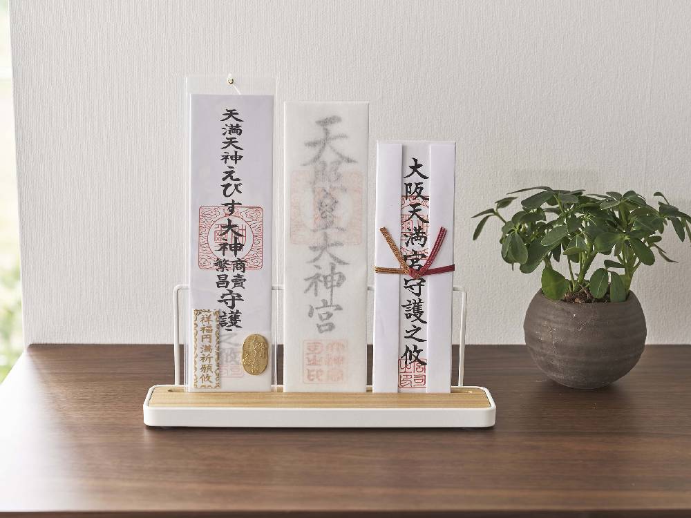 towerの神札スタンド、天然木とスチール製
