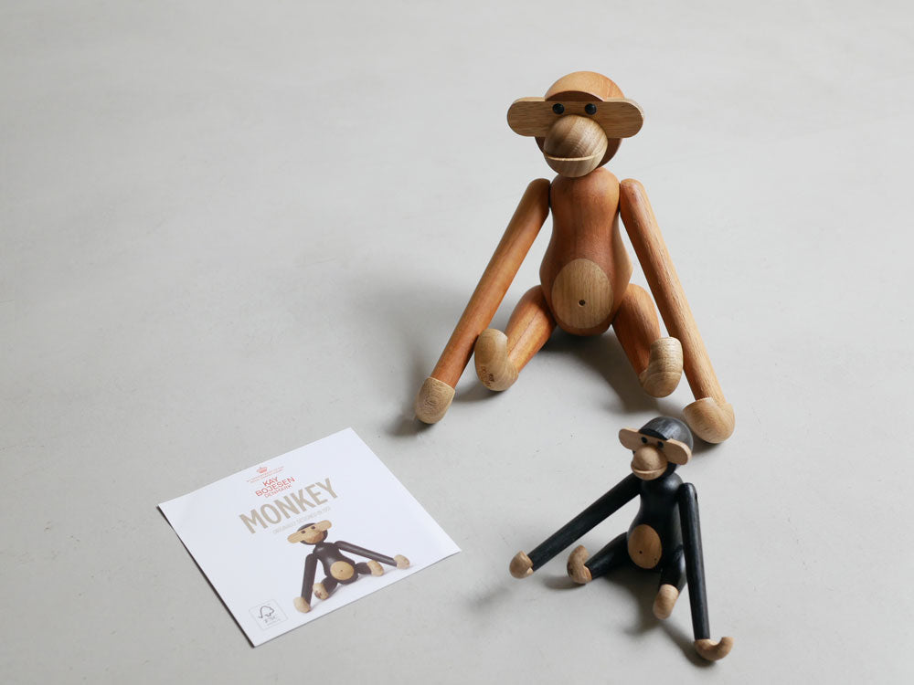 カイ ボイスン製の木製ビーチ塗装仕上げサルアクションフィギュアにスチューデントキャップを装着したミニサイズとSサイズの商品