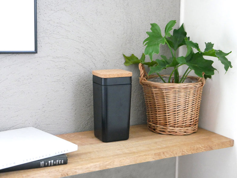 サラサデザイン製コルク蓋付きウエットティッシュスタンド。幅9cm、高さ19cmのシンプルでモダンなデザイン