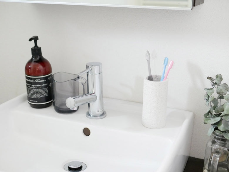soilの銀色珪藻土トゥースブラッシュスタンドが洗面台に置かれている