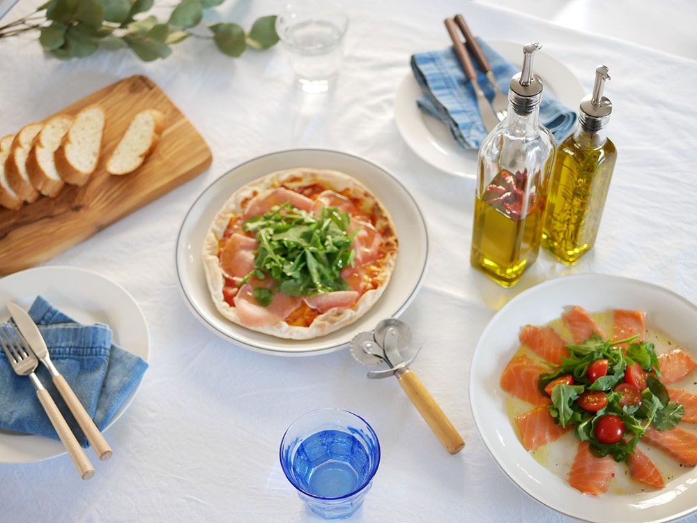 SALUSカプリ オイル&ビネガージャーがサラダと共にテーブルに配置された食卓シーン