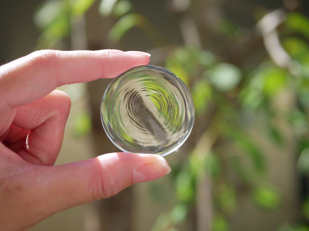 Sghrスガハラのガラス製はしおき5個セットが桐箱に入っており、クリア2色、フォレスト、タン、インディゴの各カラーが並んでいる様子