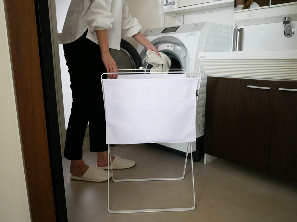 タワーの折り畳み高床式ランドリーバスケット
