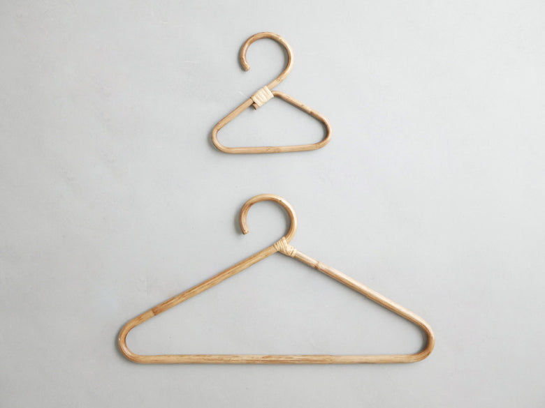 松野屋のラタン製ハンガー。ネパール産の天然ラタンを使用し、約40×22cmのサイズ。