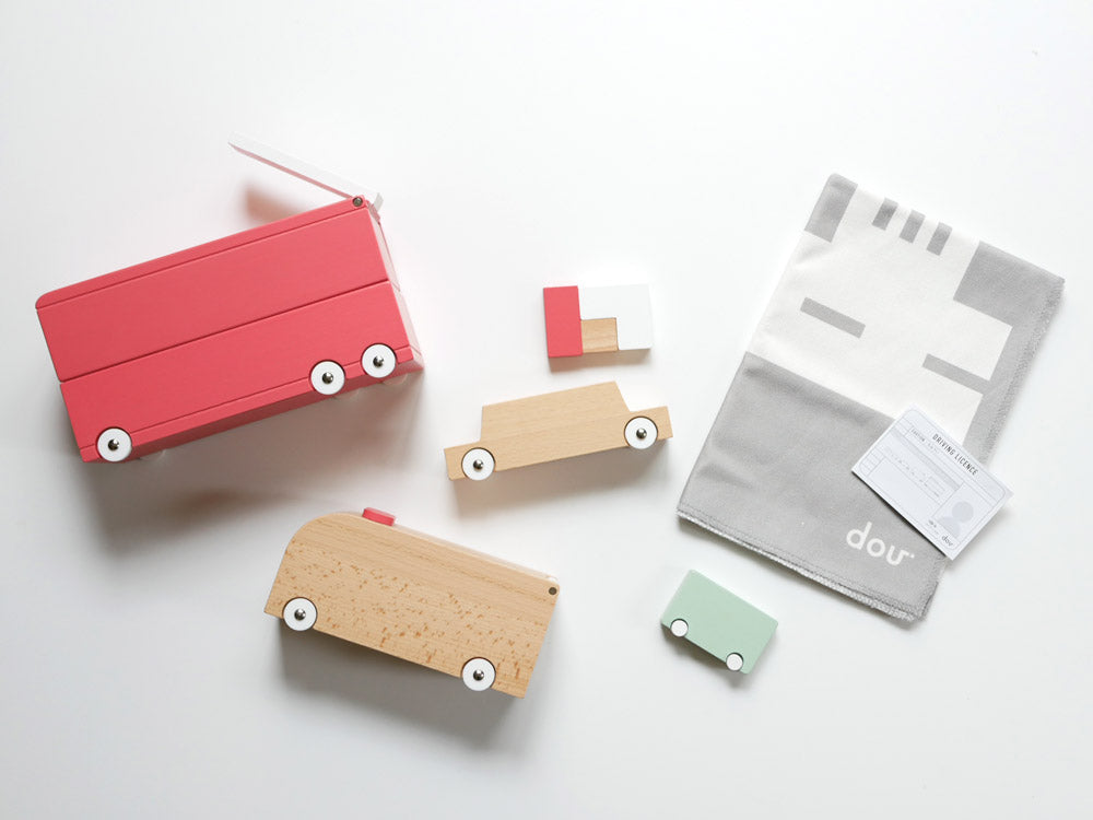dou「Ride In」ブランドの木製消防車セット、ブロック3個と布製マップ付きのおもちゃ