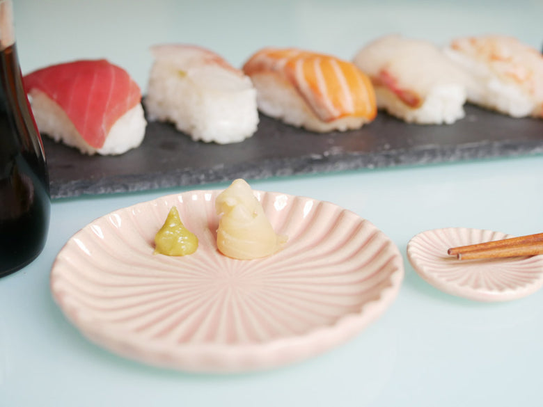 俊峰陶苑製の花あかりデザインの手作り陶器丸箸置。花模様が特徴的で直径36～39mm、高さ6mmの円形器具