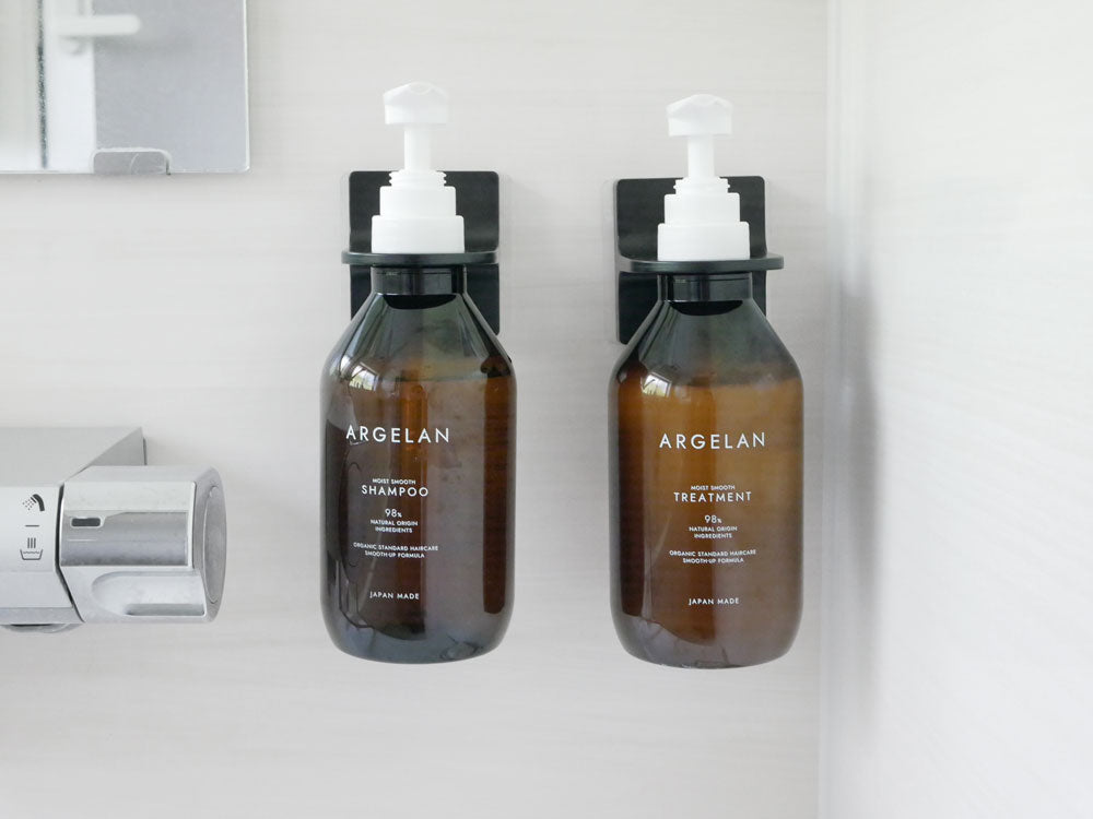 フィルムフックディスペンサーホルダーにボトルがセットされている様子