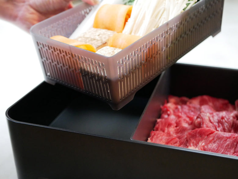 Yamazakiタワー製の角型卓上水切りトレー。白色のABS樹脂で二段構造になっており、キッチンで食器の水切りに使用される