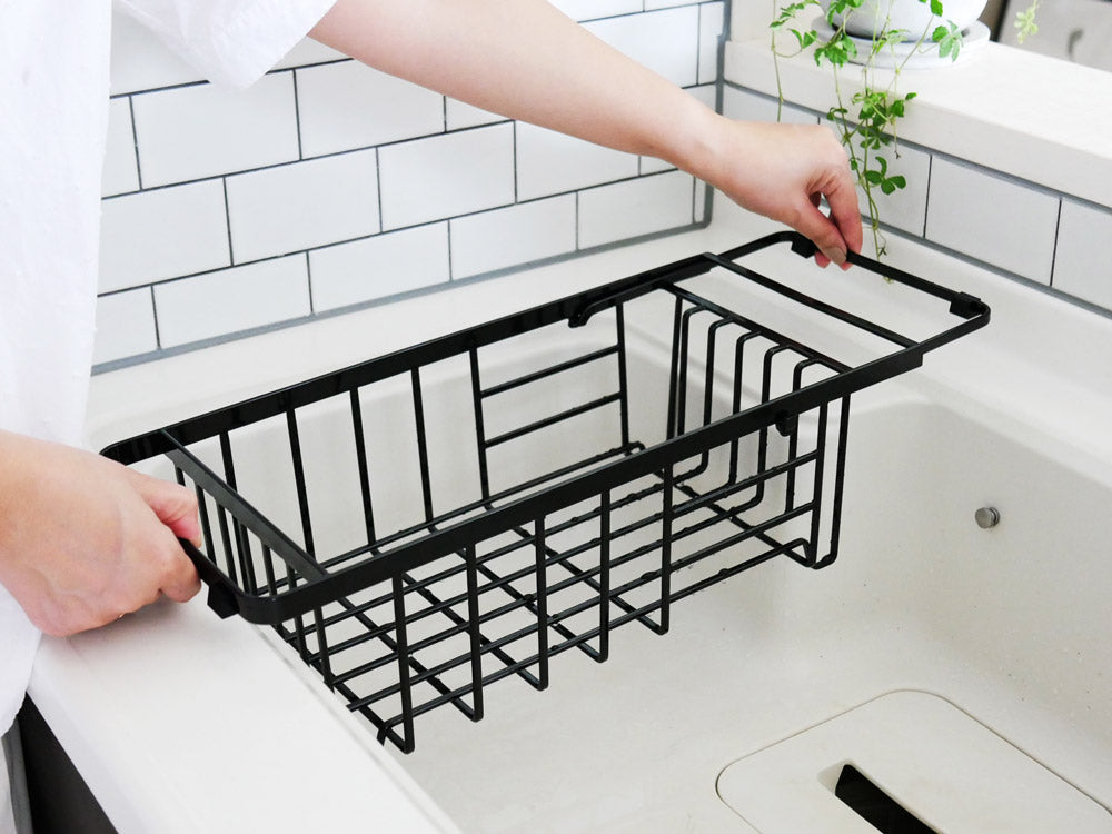 YAMAZAKI製タワー型伸縮水切りワイヤーバスケット。シンク内に設置できるスチール製で、カトラリーポケットが付いています。