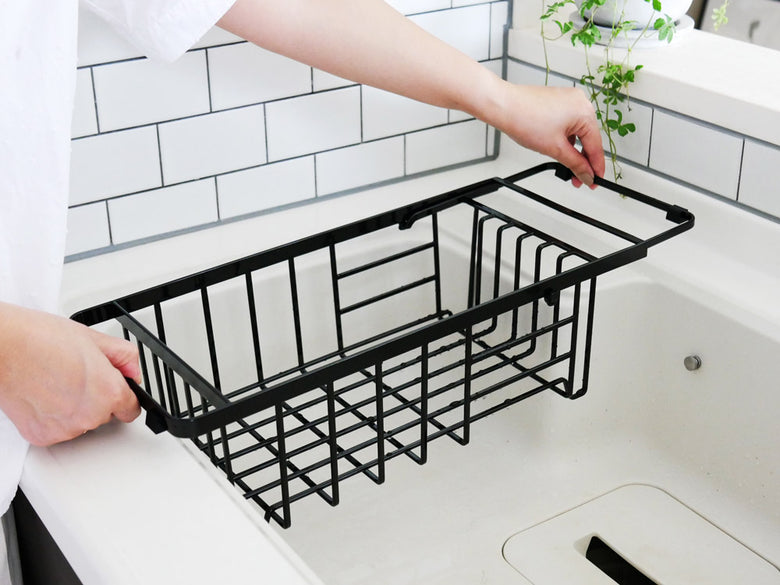 YAMAZAKI製タワー型伸縮水切りワイヤーバスケット。シンク内に設置できるスチール製で、カトラリーポケットが付いています。