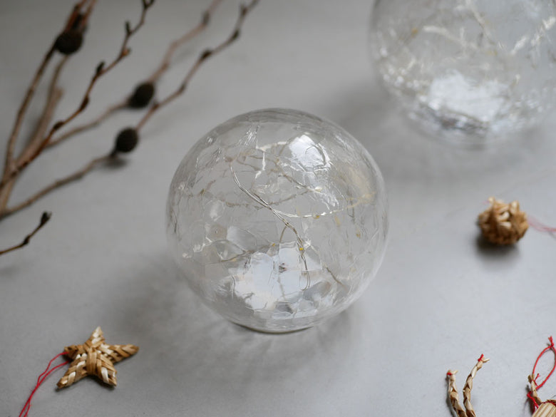 Horn PleaseのGLASSドームイグルーLEDライト。透明なガラスドームに内蔵されたLEDが温かみのある光を放つ装飾用照明