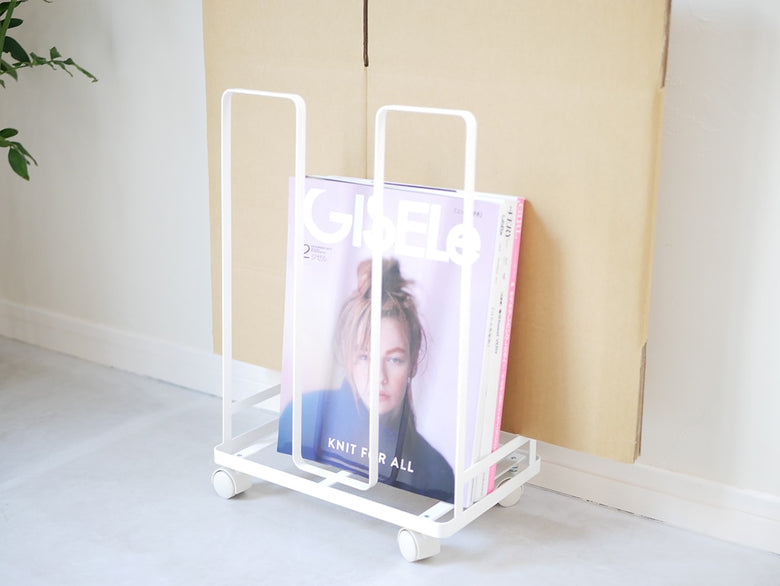 YAMAZAKI製タワーダンボールストッカーが床に配置され、清潔な家庭用品として整理整頓されている様子