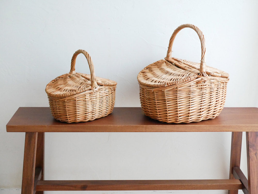 POSH LIVINGの柳製ウィッカーバスケット。ダブルフラップ付きの蓋と取っ手が特徴の収納用バスケット。
