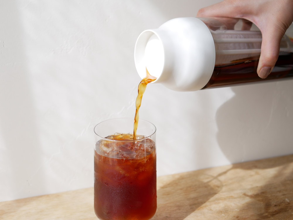 KINTOのウォーターカラフェに飲み物が入っています