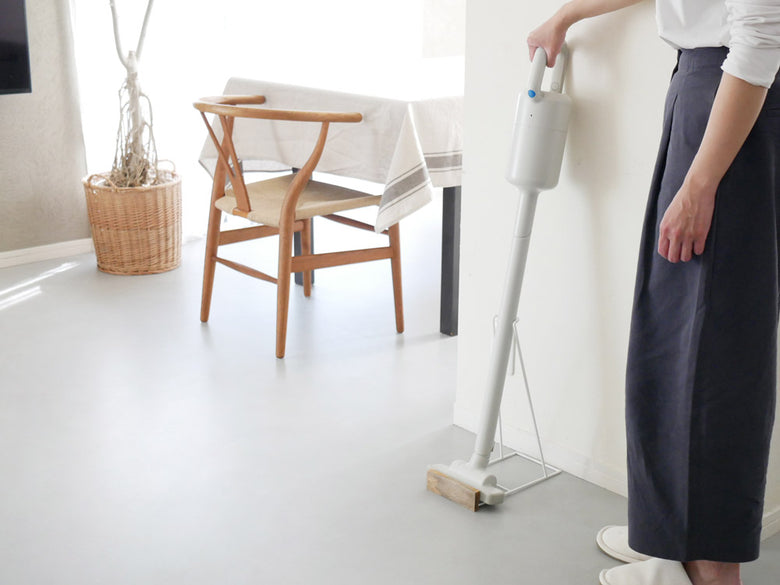 マンゴーウッドとアイアンのクリーナースタンド