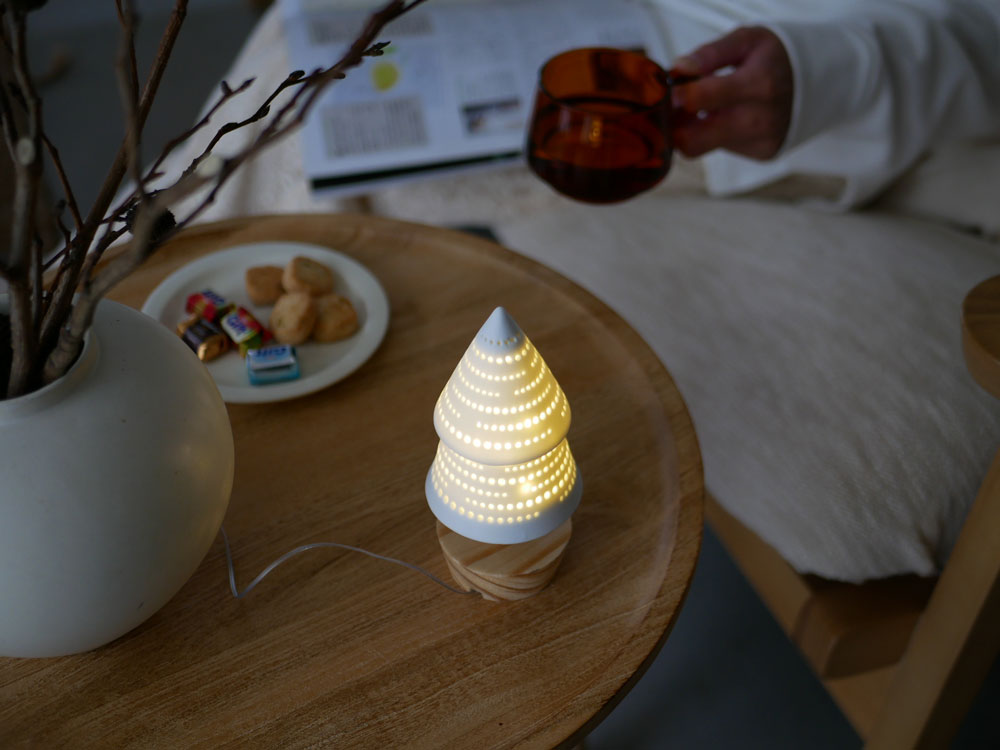 ホーンプリーズ製LEDライト POTTERYツリー。陶器と松材を使用し、暖色のLEDが柔らかく輝くデスク用装飾ライト