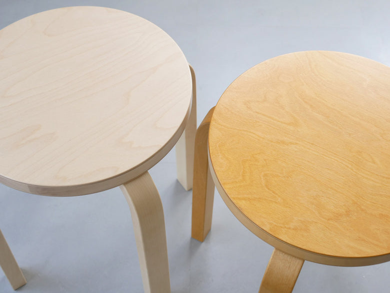 Artekアルテック製スツール60、バーチ材使用の直径38cm・高さ44cmの組み立て式デザイン椅子