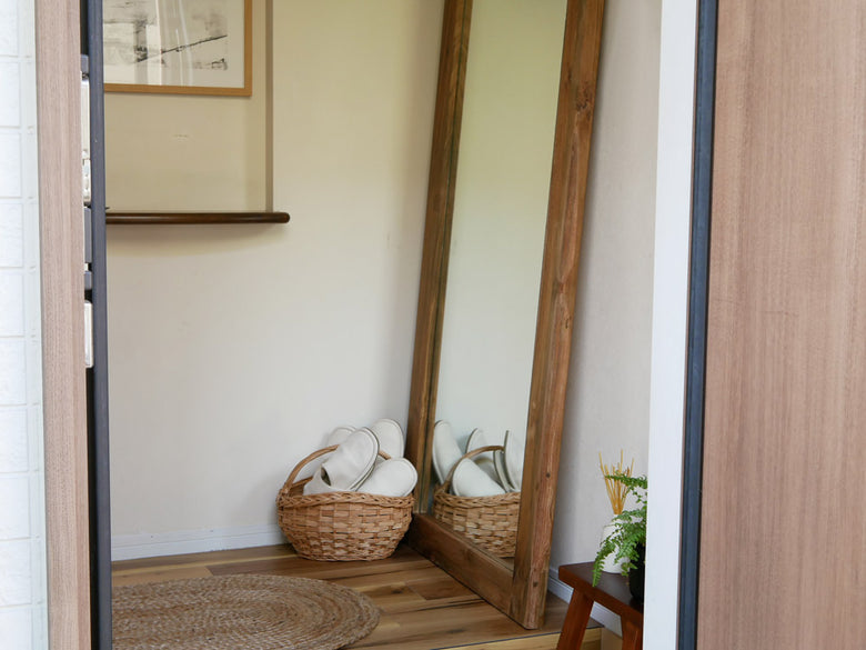 オールドチークワックス仕上げの壁掛けミラー