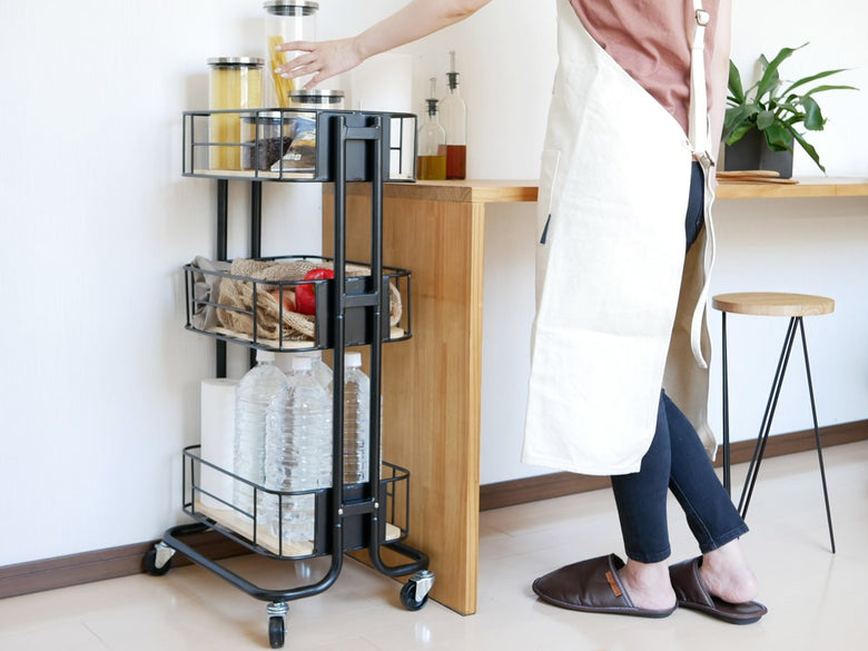 ビーワイケージ製三段キッチンワゴン、スチールと木製棚
