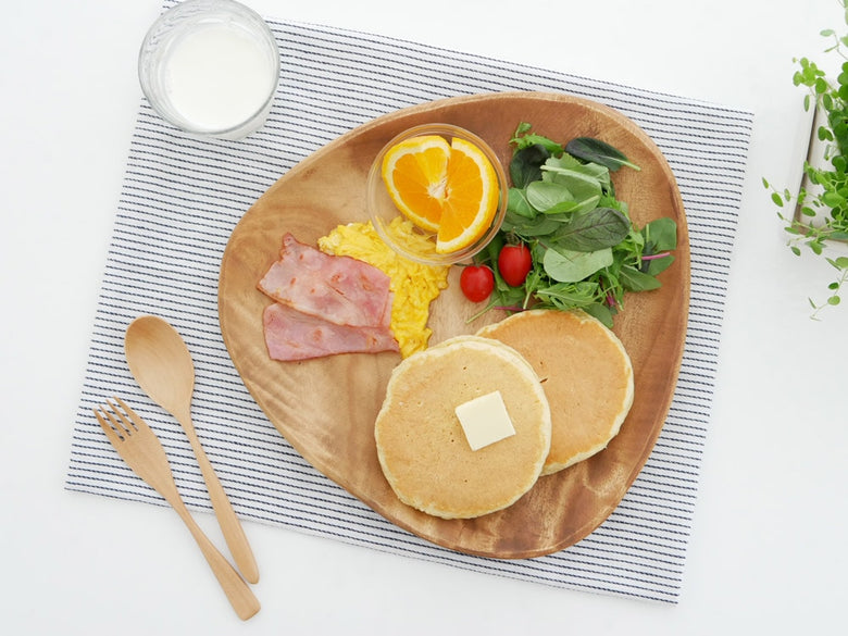 SALUSブランドの白木カトラリーがパンケーキとともに朝食テーブルに並べられている様子