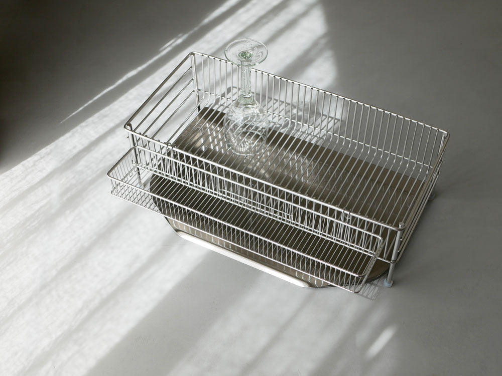 la baseの18-8ステンレス製水切りかご3点セットがキッチンカウンターに配置された様子。縦置きかご、ポケット、水切りトレーが揃っており、モダンなデザインが特徴です。